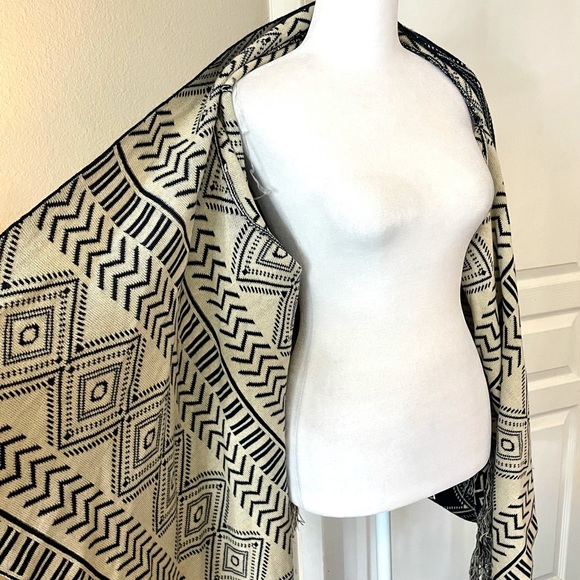 Love University tribal print shawl - Picture 3 of 6